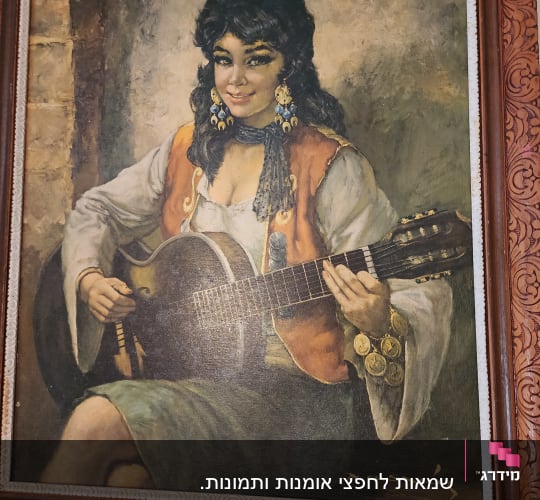 אישה עם גיטרה בציור שמן במסגרת מעוטרת